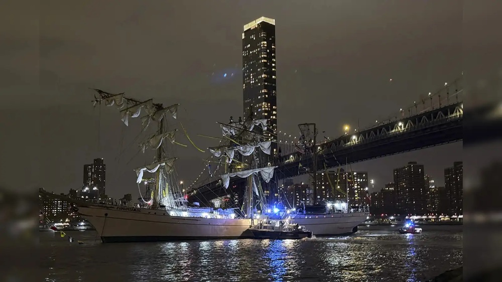 Mexican Navy Ship Crashes into Brooklyn Bridge — Tragedy on the East River