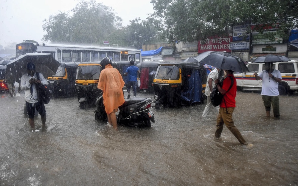 Mumbai on Alert: Heavy Rain, Thunderstorms, and High Tide Warnings Across Maharashtra