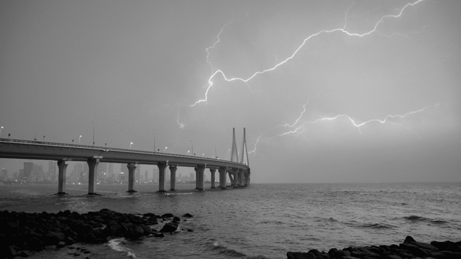 Mumbai on Alert: Heavy Rain, Thunderstorms, and High Tide Warnings Across Maharashtra