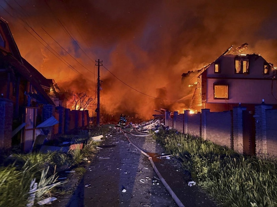 Russia Launches Largest Airstrike on Ukraine Amid Fragile Peace Talks